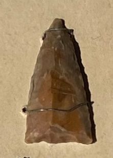 Feuersteinpfeilspitze, gefunden 1922, geologische Sammlung Carl Kaese